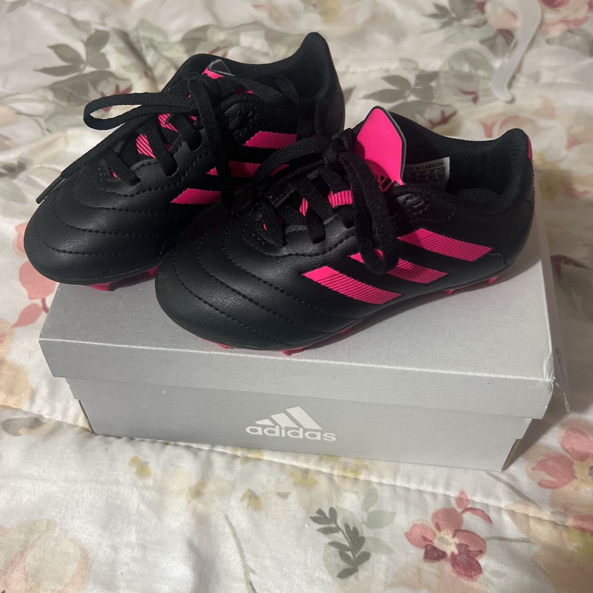 Adidas girls soccer shoes size 10