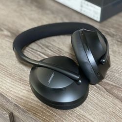 Bose 700 Noise Couniling Headphones 