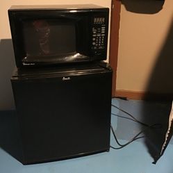 Magic Chef Microwave And Avanti Small Refrigerator 
