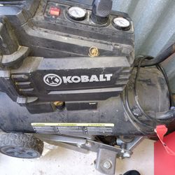 8 Gallon Air Compressor  And Accessories 