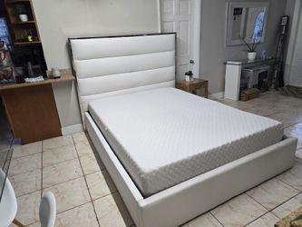 VENDO ESPECTACULAR CAMA TAMAÑO QUEEN COMPLETA.