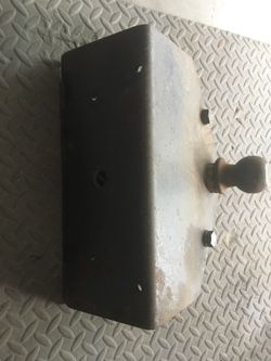 Lawn tractor hitch