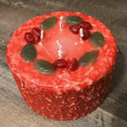 Hanna’s Candle Co Holly Berry Spice Decorate Cake Candle