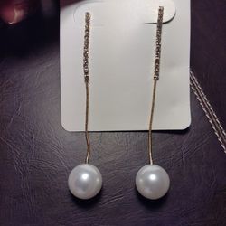 Beautiful Ladies Tassel Drop Earrings And Round Shape Pearls.