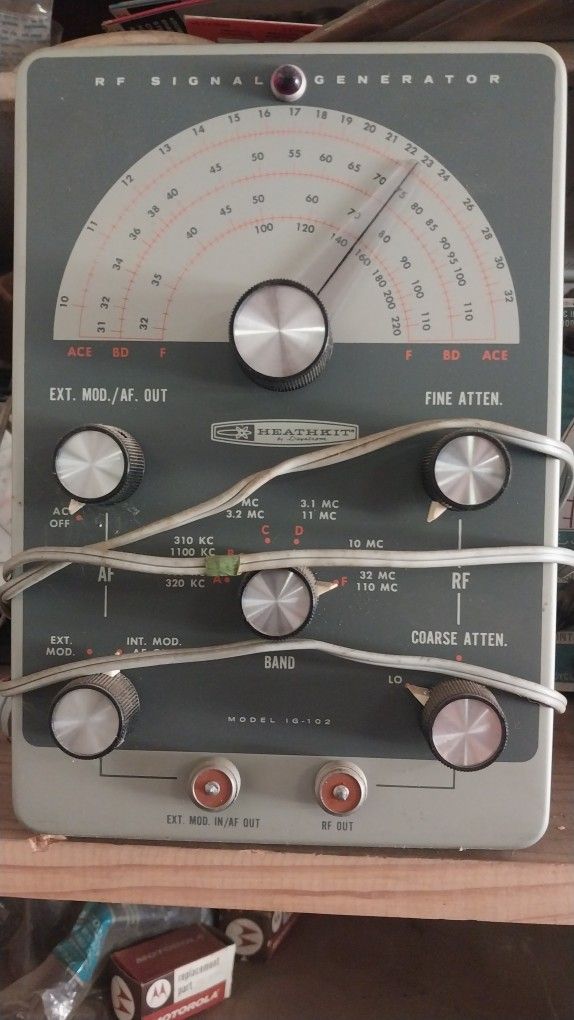 Heathkit IG102 RF Signal Generator - Gray