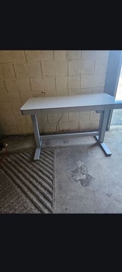 Ajustable white standing Desk