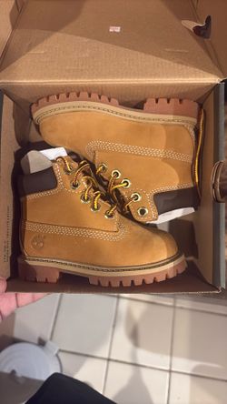 BRAND NEW Kids Timberland Size 6
