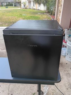 ❄️ MINI FRIDGE – WORKS PERFECT & GETS ICE COLD ❄️