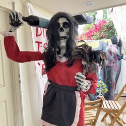 Skeleton Maid Animatronic 