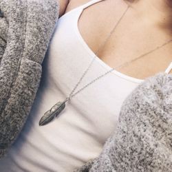 N10- Big Feather Pendant Necklace!