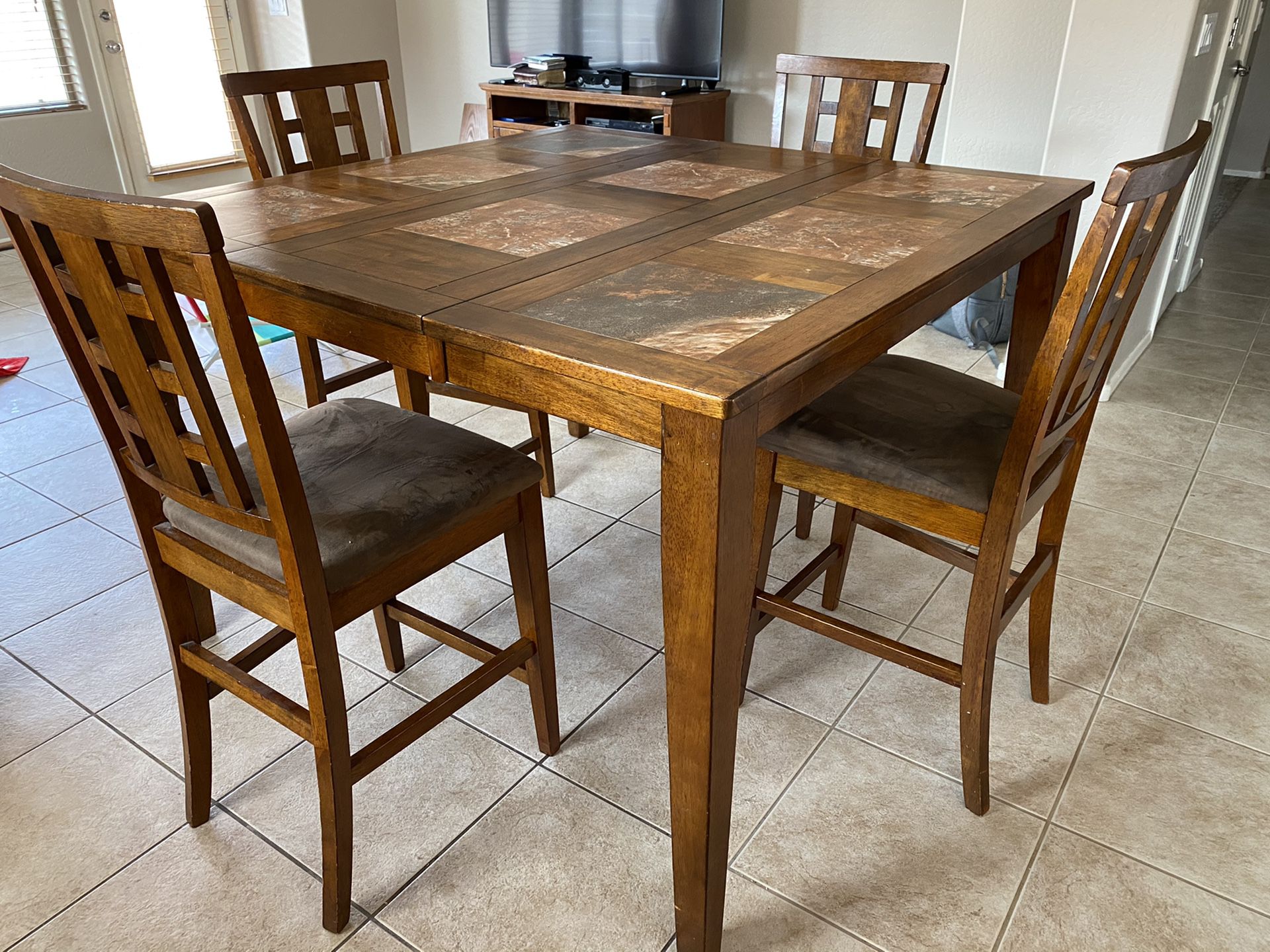 Dining Table with 4 chairs Must Go!