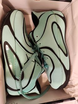 These Jordan Tatum 4  sz 6 women