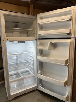 GE 17.5 cu ft Top‑Freezer Refrigerator
