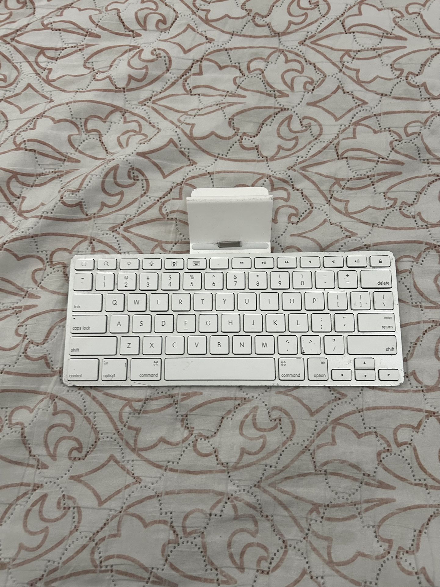 Vintage Apple Dock Keyboard – 30-Pin iPad Charging Station