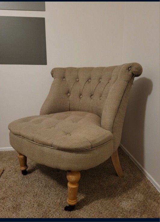 Accent Lounge Chair with tufted back