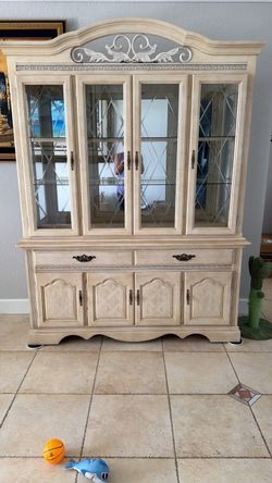 FREE Curio/China Cabinet/Hutch