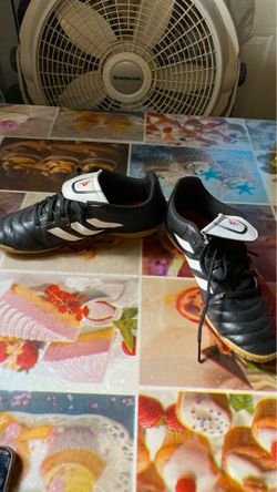 Indoor soccer shoes