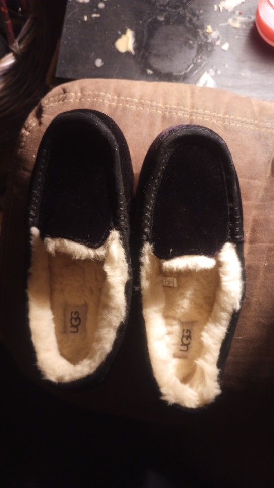 UGGs slippers Size 7 
