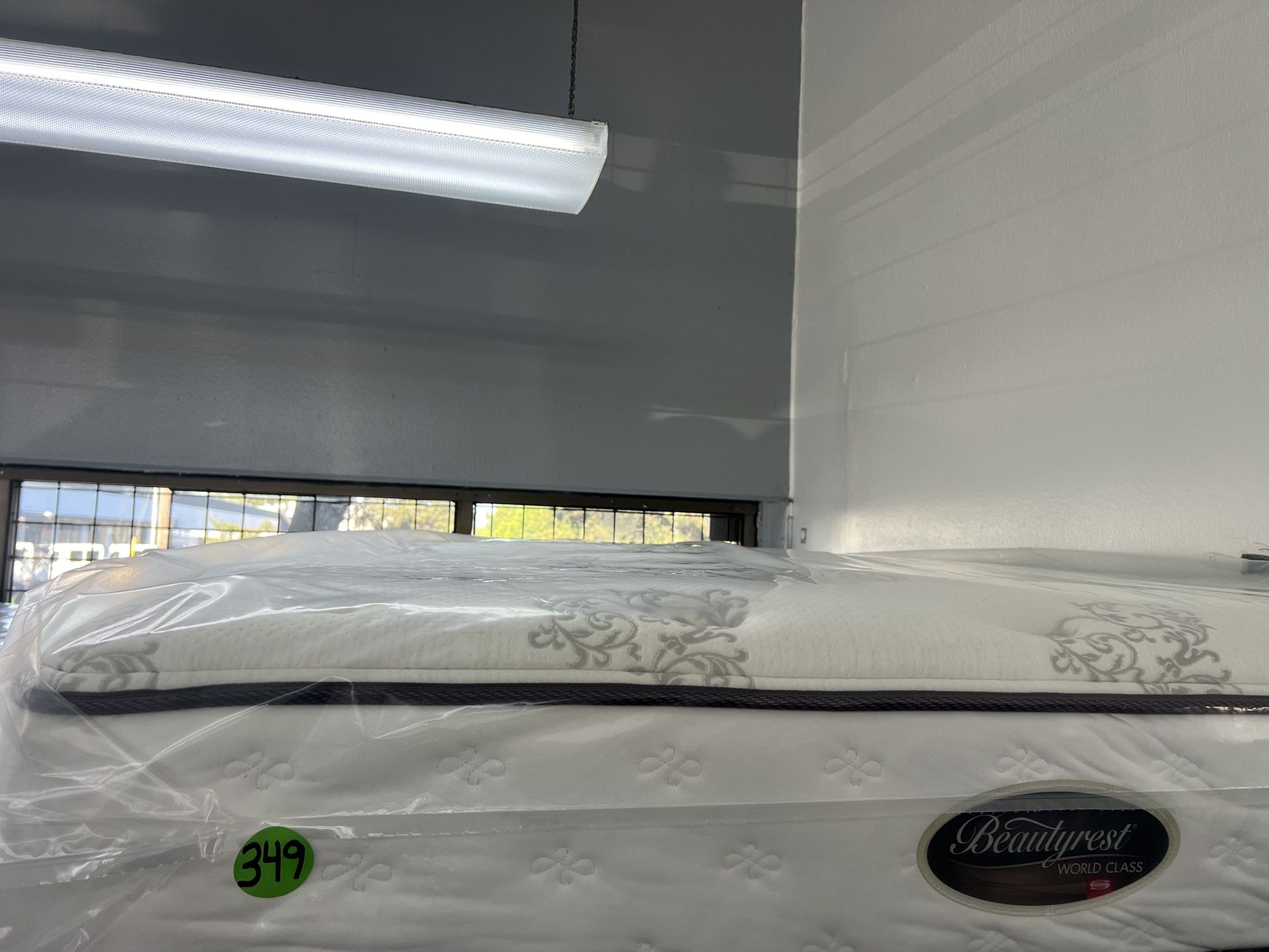 QUEEN SIZE SIMMONS BEAUTYREST VANDERBILT MATTRESS & BOX SPRING BED SET