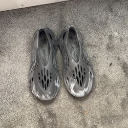 Adidas Yeezy Foam Runner Carbon Size 8 – Gently Used – With Box