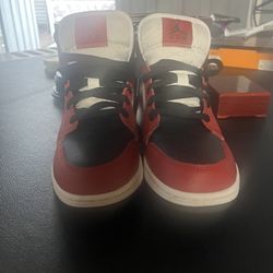 Jordan 1 Mid Chi Blk Toe  Size 7