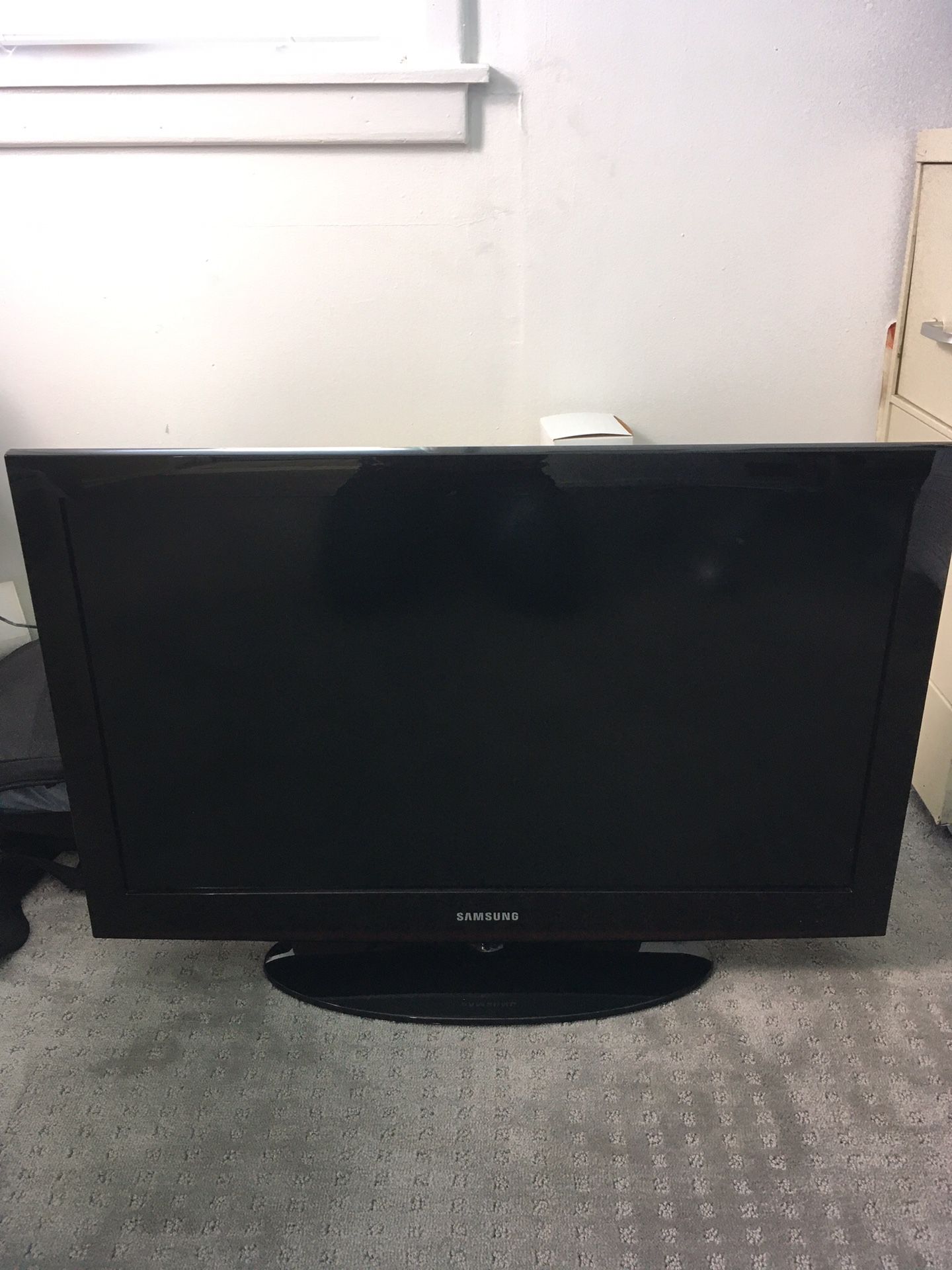 32 “ Samsung TV with remote