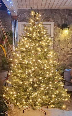 7.5 Foot Christmas Tree With White Incandescent Lights And Realistic branches