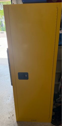 Flammable storage cabinet