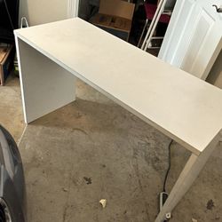 Table small white table/desk