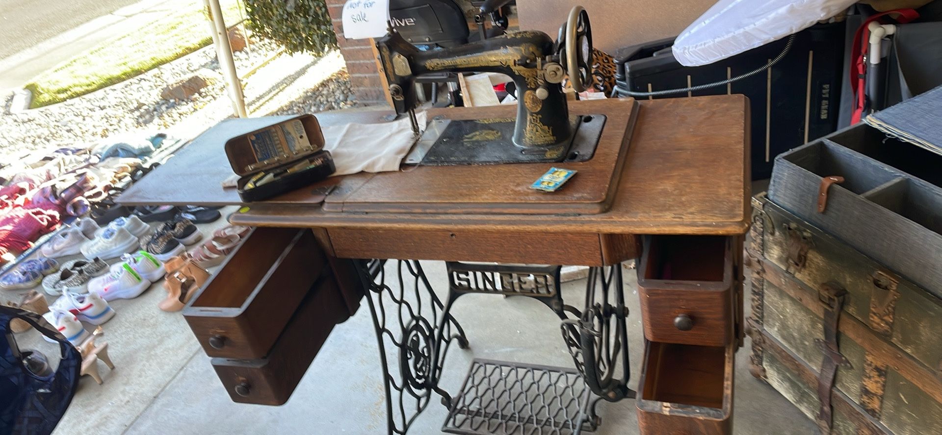 Vintage Singer Peddle Sewing Machine