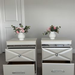 Ashley Furniture-2 Drawer Nightstands Set