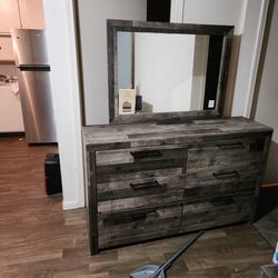 Dresser Comes With Mirror 