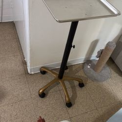 Salon Stuff, Starling Chairs, Mobil Table. 