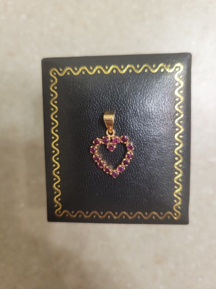 14 K Gold Pendant. Weight Is 1.4 Grams