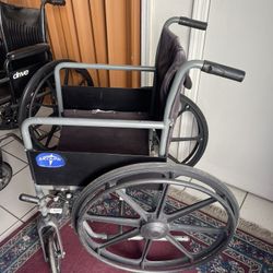 Wheelchair has feet rests