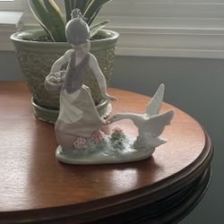 Lladro Girl With Goose And Basket 