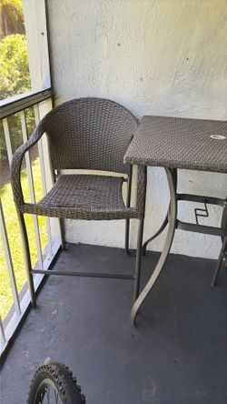 Table and 2 chairs balcony
