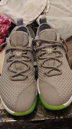LEBRON XIV LOW. SIZE 8