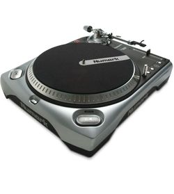 2 Newark TT200  Turntables Combo