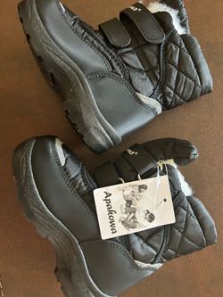 New! Size 26 kids snow boots