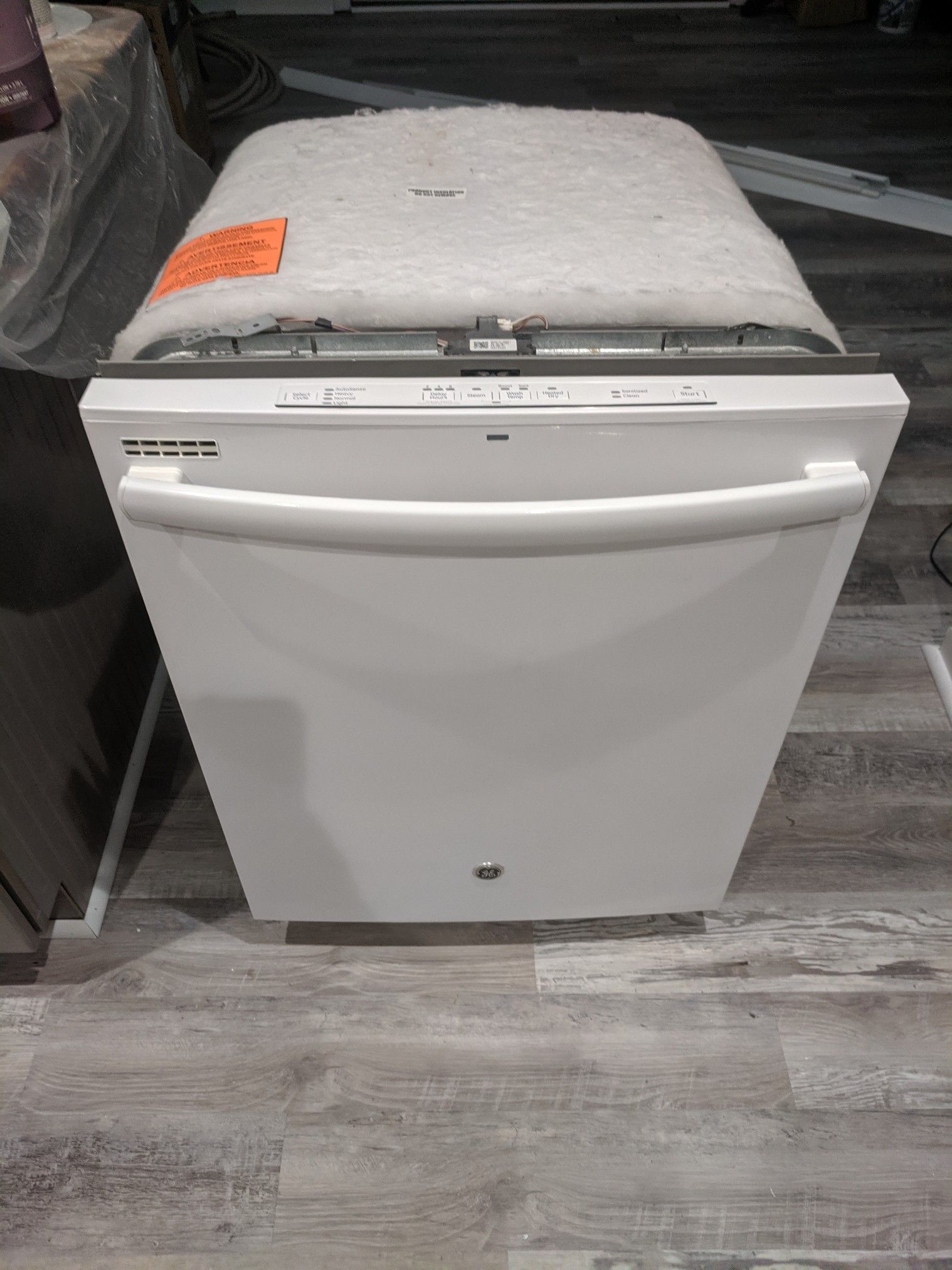 White GE dishwasher with hidden top controls Excellent Condition