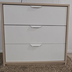 3-drawer dresser 16x26 1/2 x 27 1/2