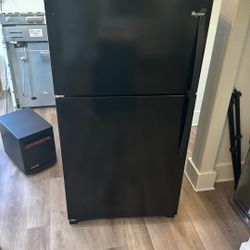 Whirlpool Black Top-Freezer Refrigerator – Clean & Works Great