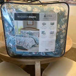 6 Piece Queen Set Comforter Minus the Bed Skirt