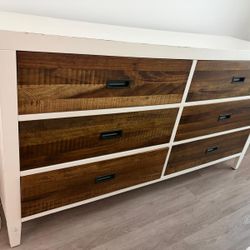 Modern 6-drawer dresser – solid wood front Stylish, sturdy and spacious