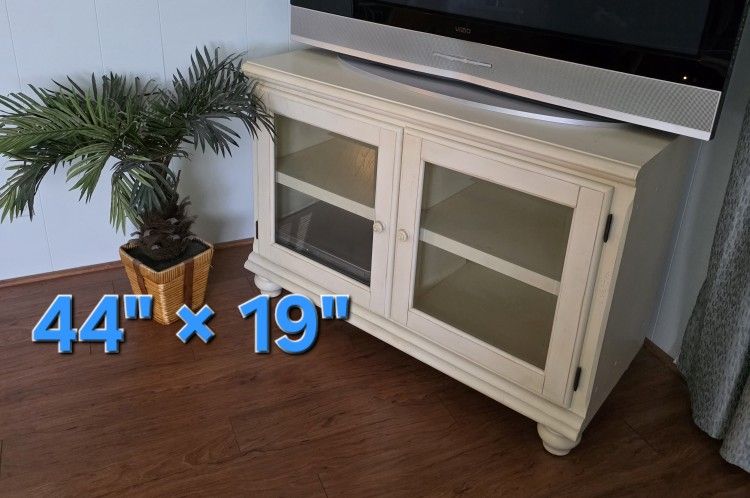 T.v. Entertainment Center / Cabinet