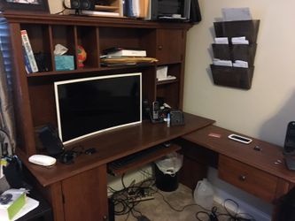 Very nice sturdy computer fresh with hutch drawer and extra Shelf. Itv is a very nice deskb and in good condition and expensive table