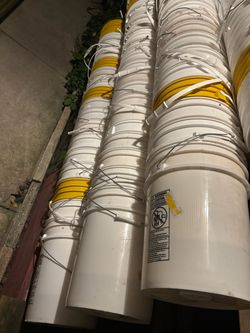 Plastic pail. Barricas de plástico