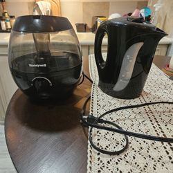 Gently Used Dehumidifier + Tea Kettle Bundle 