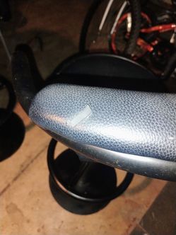 2 BAR STOOLS